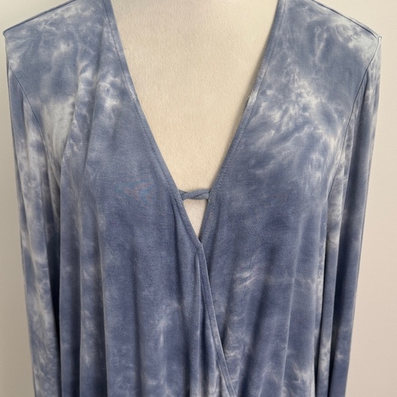 American Eagle Outfitters Blue Tie-Dye V-Neck Blouse - Picture 3 of 8
